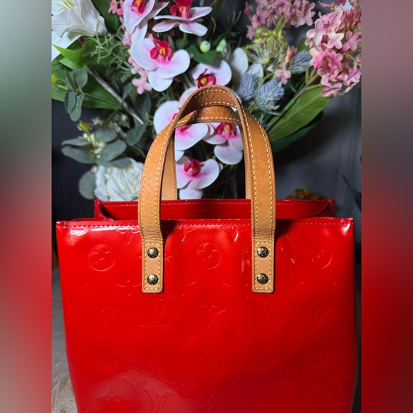 Authentic Louis Vuitton Reade PM handbag in Red Monogram Vernis patent leather. - Picture 2 of 11